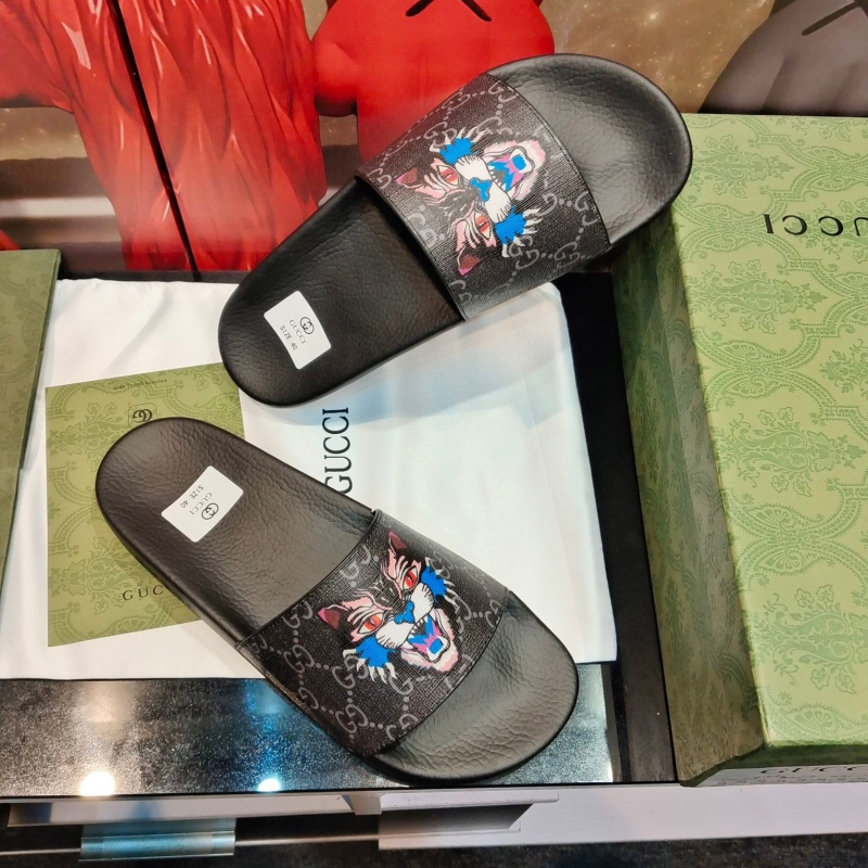 G*u*i slippers